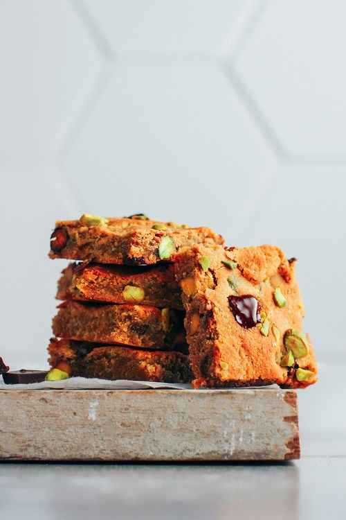 Blondies with Pistachio and Chocolate

